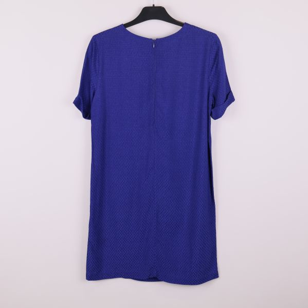 Baksida av blå strukturerad klänning med dragkedja