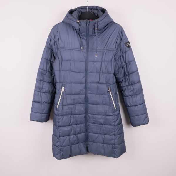 Lång vadderad blå jacka med huva framifrån