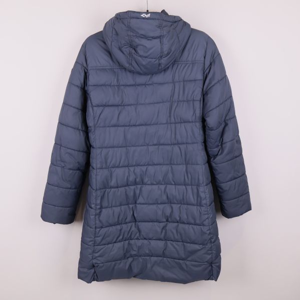 Lång vadderad blå jacka med huva bakifrån