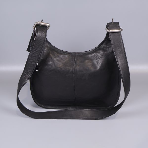 Baksidan av svart axelremsväska med bred läderrem