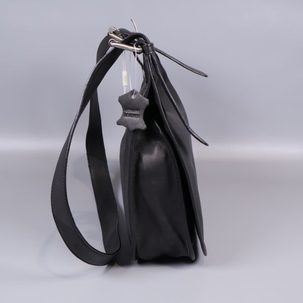 Svart axelremsväska sedd från sidan med blixtlås upptill