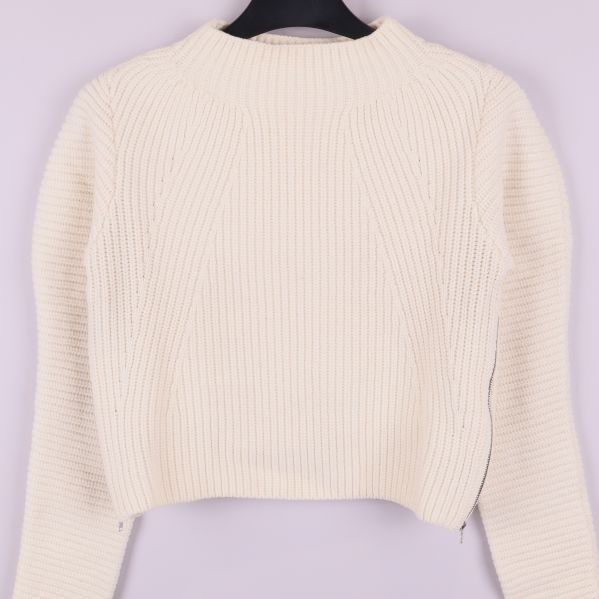 Framsidan på ribbstickad krämvit tröja