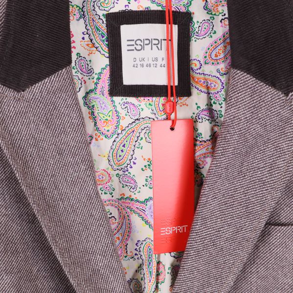 Närbild på etikett och paisleymönstrat foder