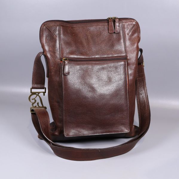 Brun axelremsväska med ytterficka framtill