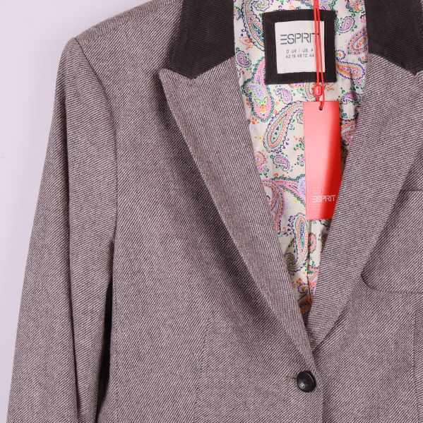 Framstycke på blazer med mörk krage och mönstrat foder