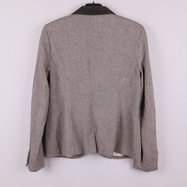 Baksidan av blazer i fiskbensmönster