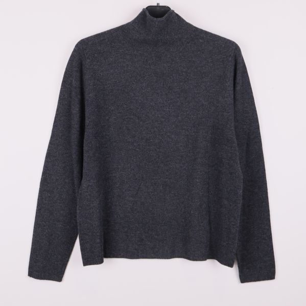 Mörkgrå stickad polotröja framifrån mot vit bakgrund