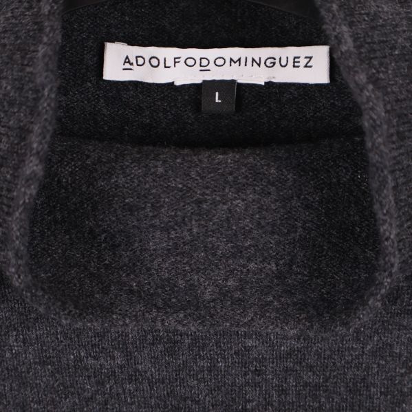 Etikett inuti tröjan med Adolfo Dominguez och storlek L