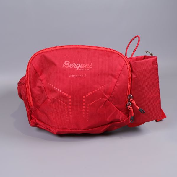 Frontvy på röd midjeväska med dragkedja