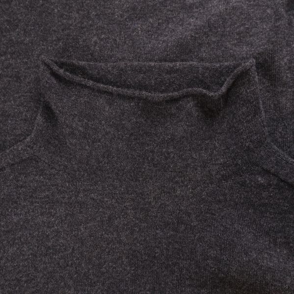 Närbild på uppvikt krage i stickat tyg