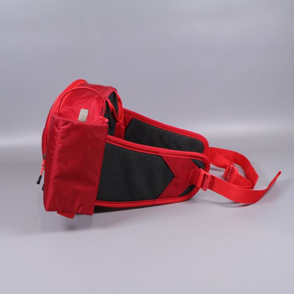 Sido­vy av midjeväska med svarta vadderade paneler