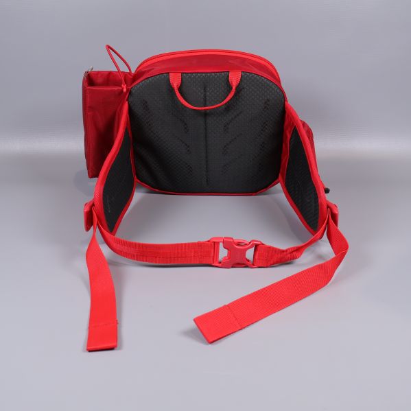 Baksida på midjeväska med justerbart spänne