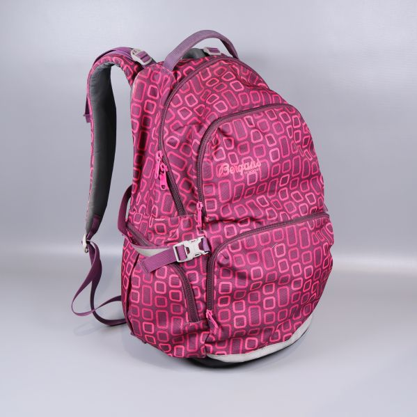 Lila ryggsäck från sidan med synliga spännen