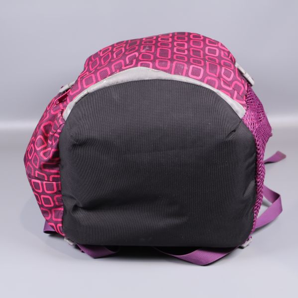 Ryggsäckens svarta och grå botten visas underifrån