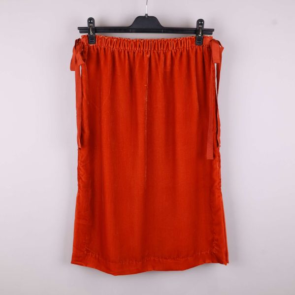 Röd kjol med resårmidja