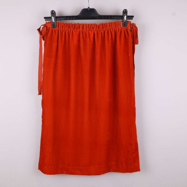 Baksidan av röd kjol