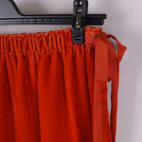 Resårmidja och knytdetaljer