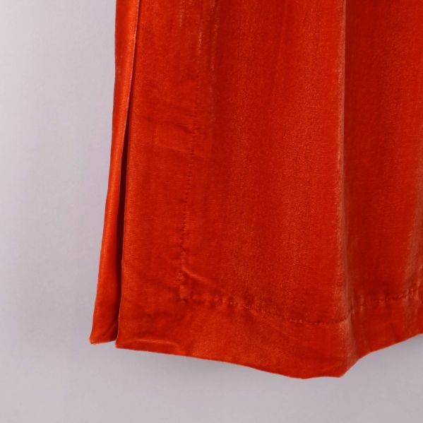 Närbild av kjolens nederkant