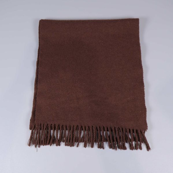 Brun halsduk med fransar lagd platt