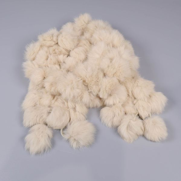 Halsduk i ljus päls material 