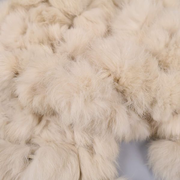 Närbild på päls halsdukens mjuka tofsar