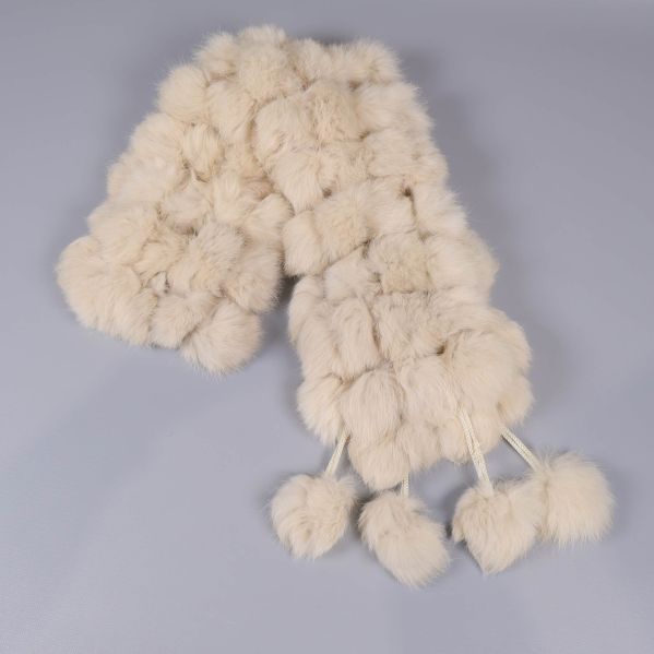 Halsduk i ljus päls virad med tofsar i ändarna