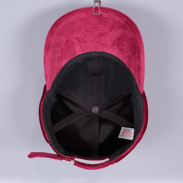 Invändigt av kepsen med svettrem och sömmar