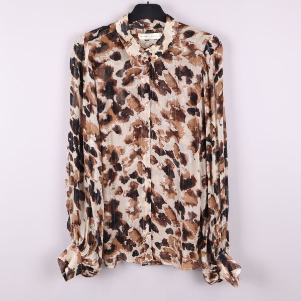 Blommig långärmad blus på galge framifrån