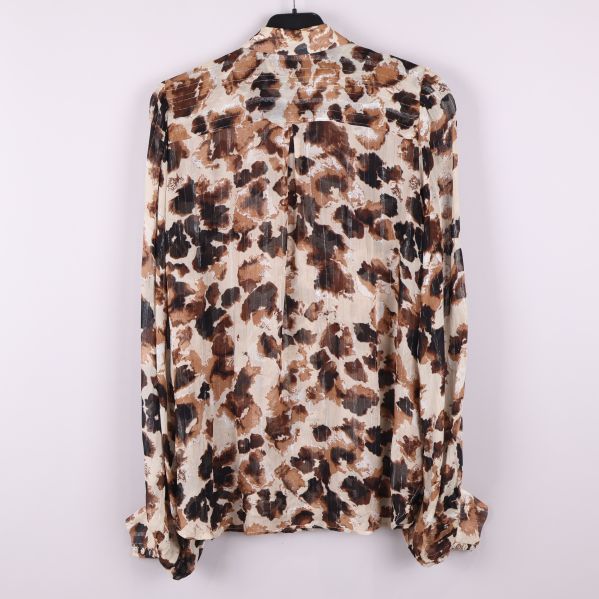 Blommig långärmad blus på galge bakifrån