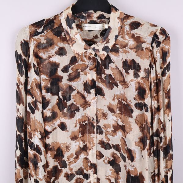 Blommig blus med knappar och lång ärm framtill