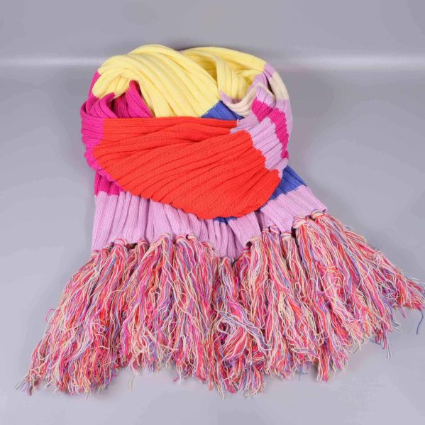 Halsduken liggande i knut med framträdande färger