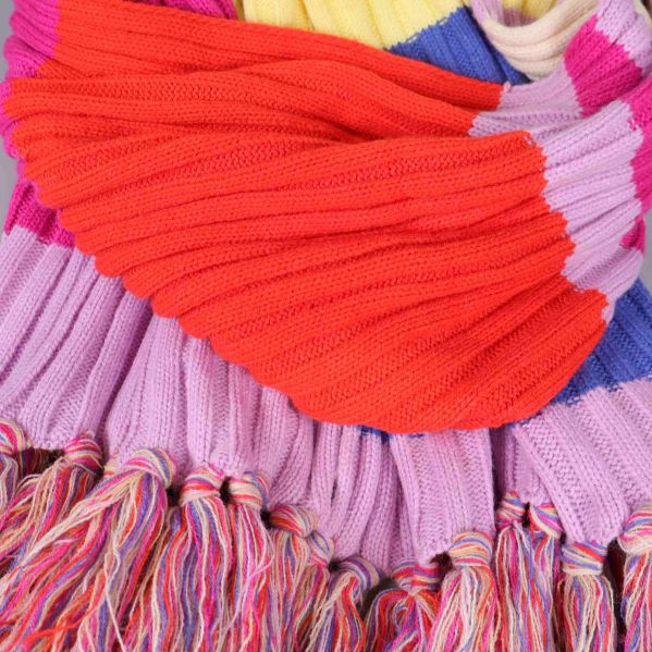 Närbild av orange och lila sektion samt fransar