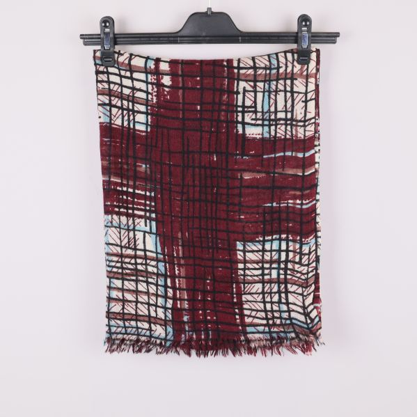 Scarfen vikt med tydligt rutigt mönster och franskant