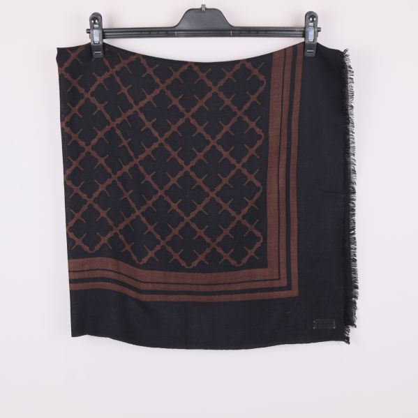 Sjal med brunt mönster upphängd synligt hel