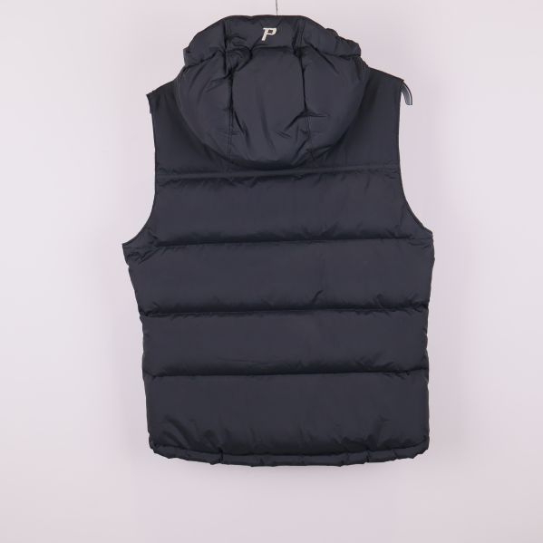 Vadderad väst bakifrån med huva och enkel design