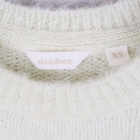 Dobber märkesskylt och storlekslapp XS i närbild