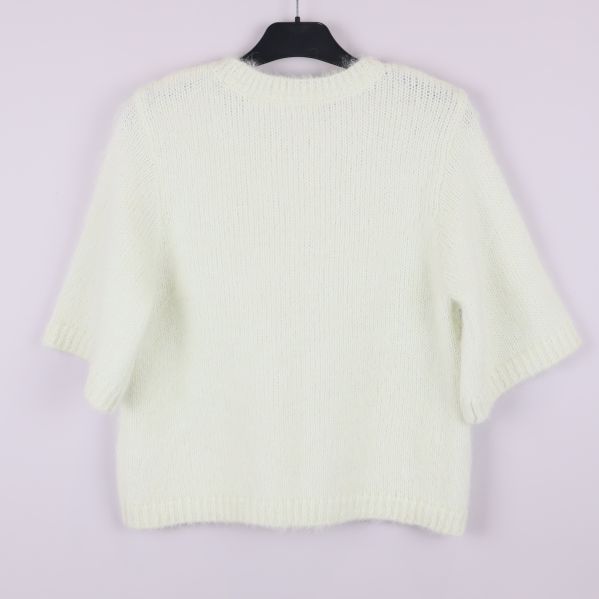 Stickad ljus tröja med korta ärmar bakifrån 