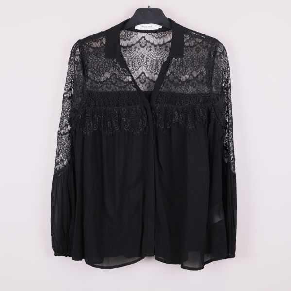 Svart blus med spetsdetaljer framtill 