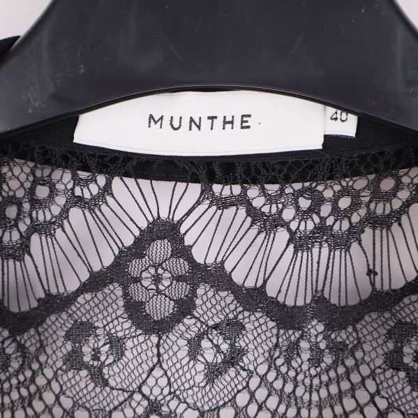 Närbild på etikett med MUNTHE logotyp och storlek