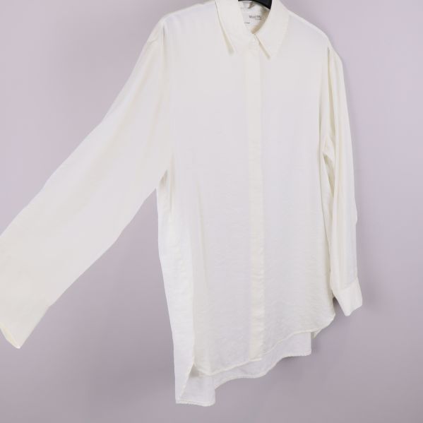 Vit skjorta visad från sidan med lång ärm