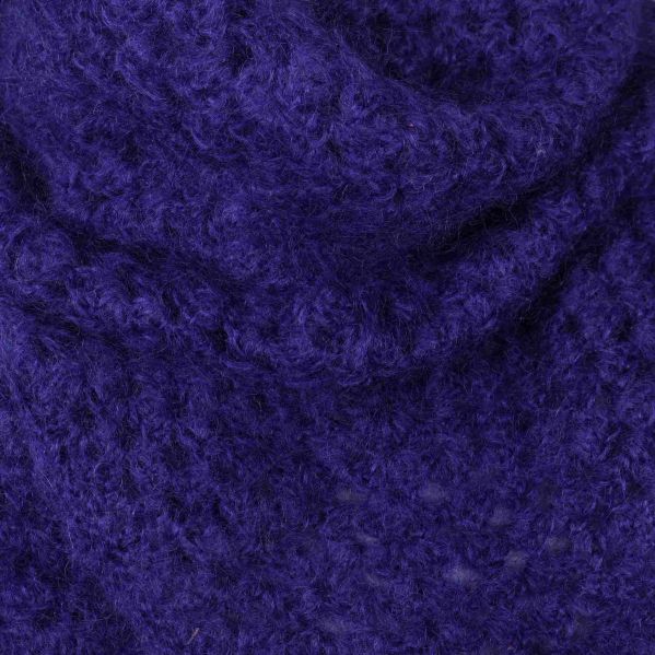 Närbild på fluffig lila stickning i sjalen