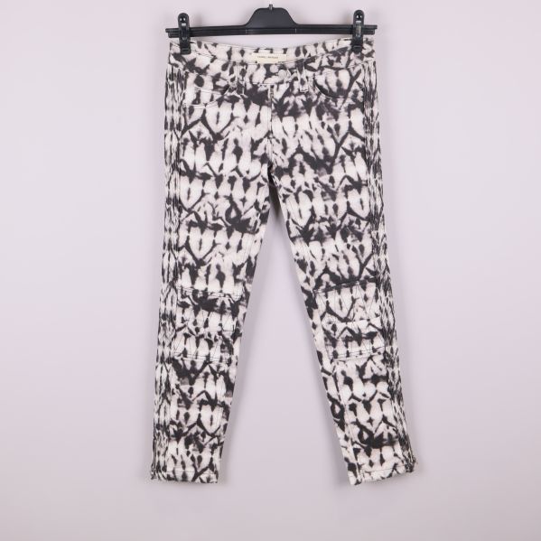 Framsidan av batikmönstrade byxor 