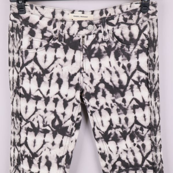 Närbild på byxornas framsida och midja