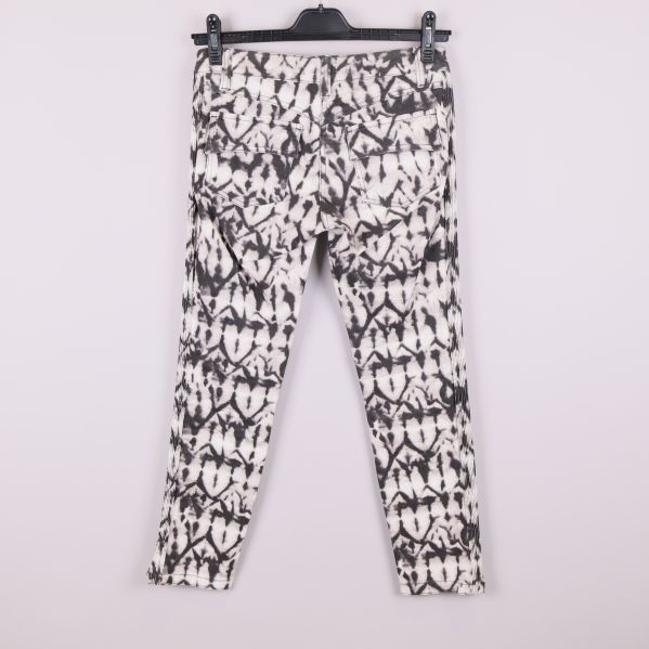 Baksidan av batikmönstrade byxor med fickor