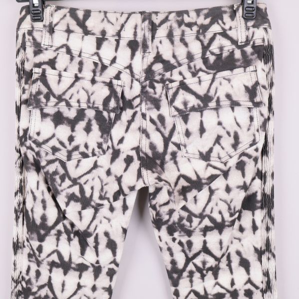 Närbild på bakfickor och sömmar på byxornas baksida