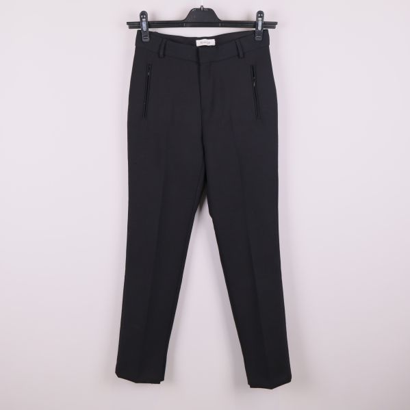 Svarta kostymbyxor på galge mot ljus bakgrund