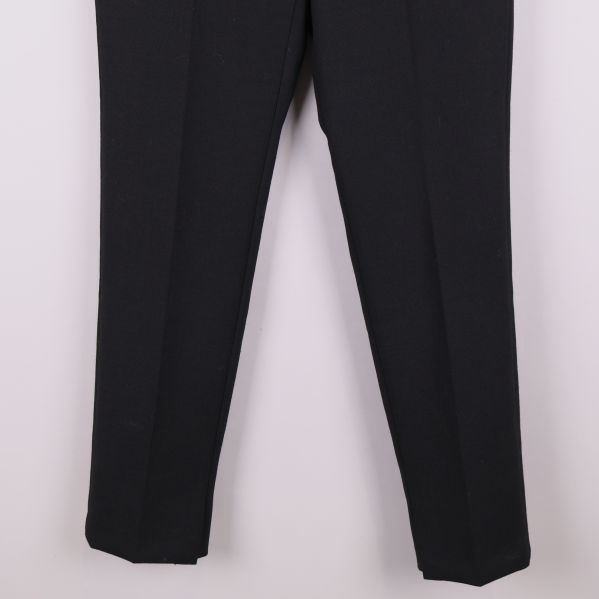 Nedre delen av svarta kostymbyxor med pressveck