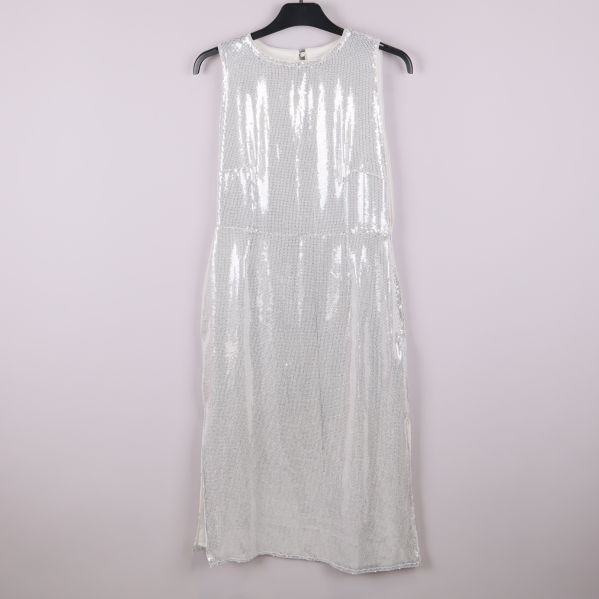 Framsida av ärmlös vit paljettklänning på galge