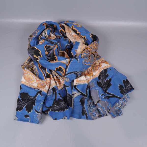 Blommig sjal i blått och orange draperad i mjuka veck