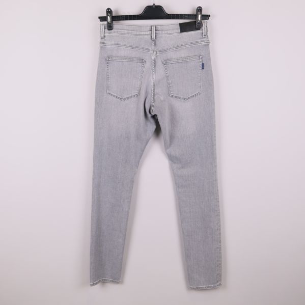 Baksidan av grå jeans med två bakfickor